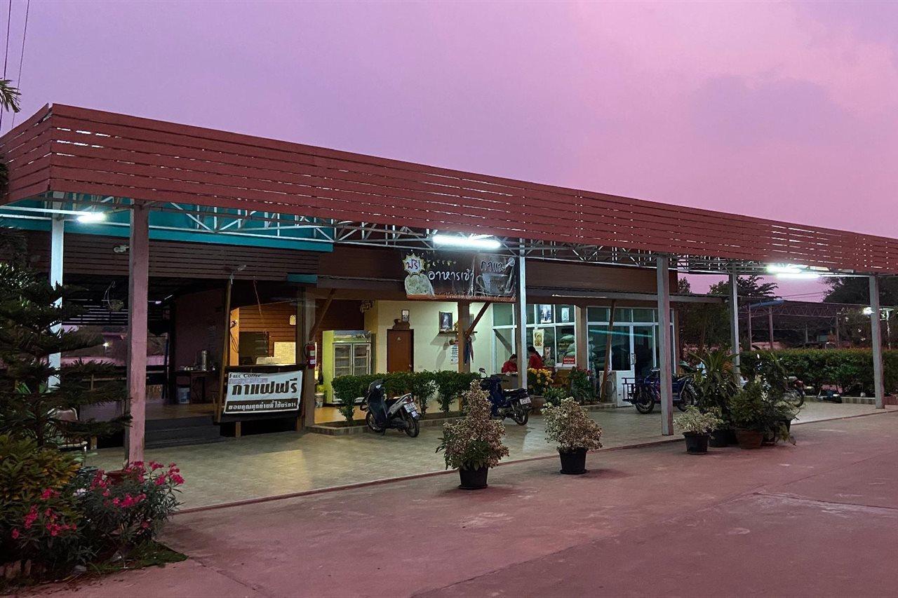 Prakaithong Hotel Amphoe Sawang Daen Din Exteriör bild