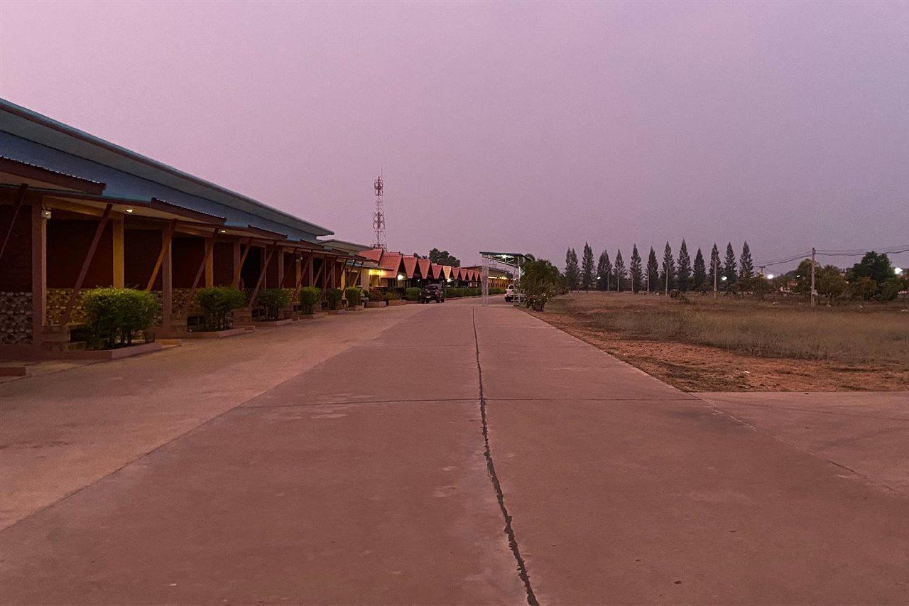 Prakaithong Hotel Amphoe Sawang Daen Din Exteriör bild