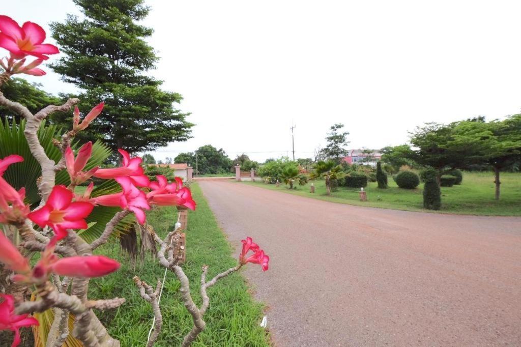 Prakaithong Hotel Amphoe Sawang Daen Din Exteriör bild