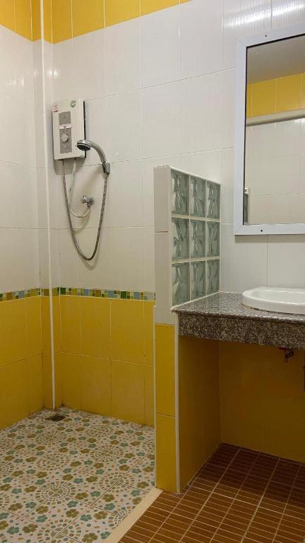 Prakaithong Hotel Amphoe Sawang Daen Din Exteriör bild