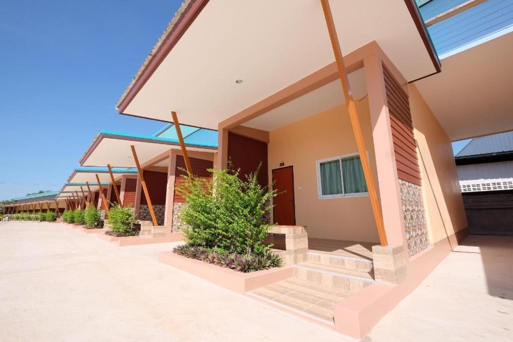 Prakaithong Hotel Amphoe Sawang Daen Din Exteriör bild