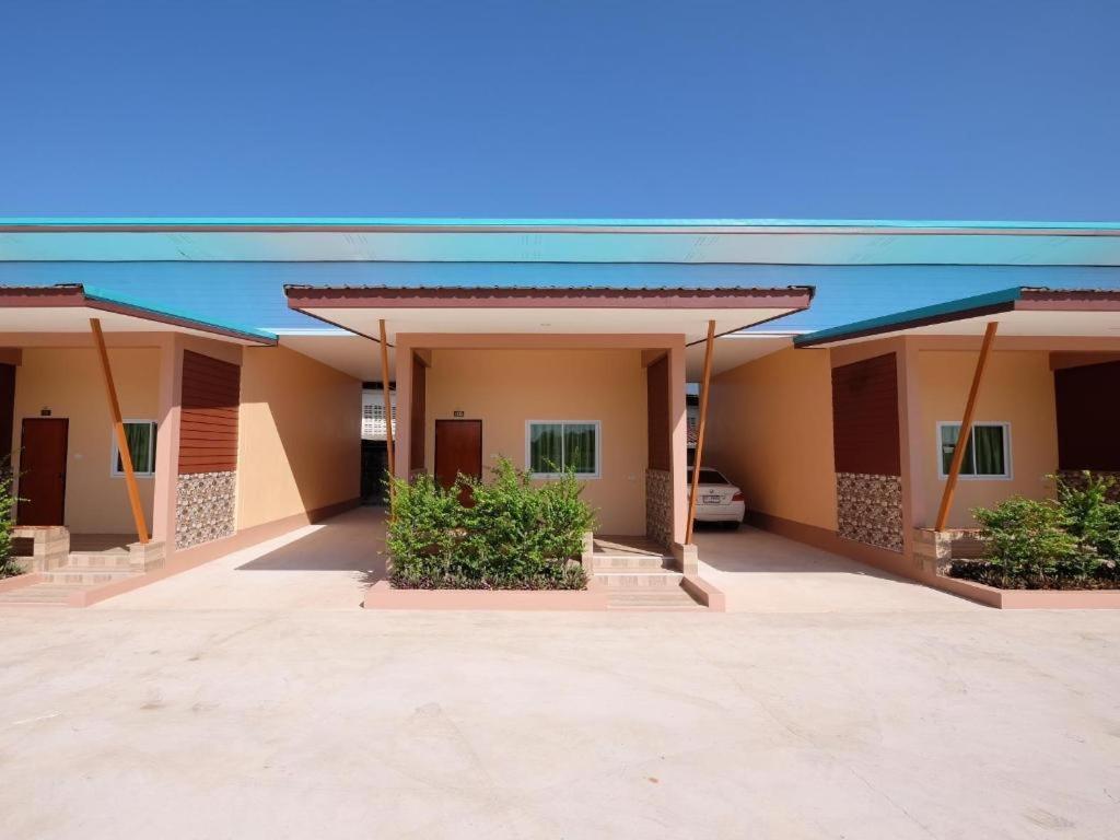 Prakaithong Hotel Amphoe Sawang Daen Din Exteriör bild