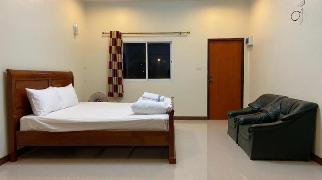 Prakaithong Hotel Amphoe Sawang Daen Din Exteriör bild