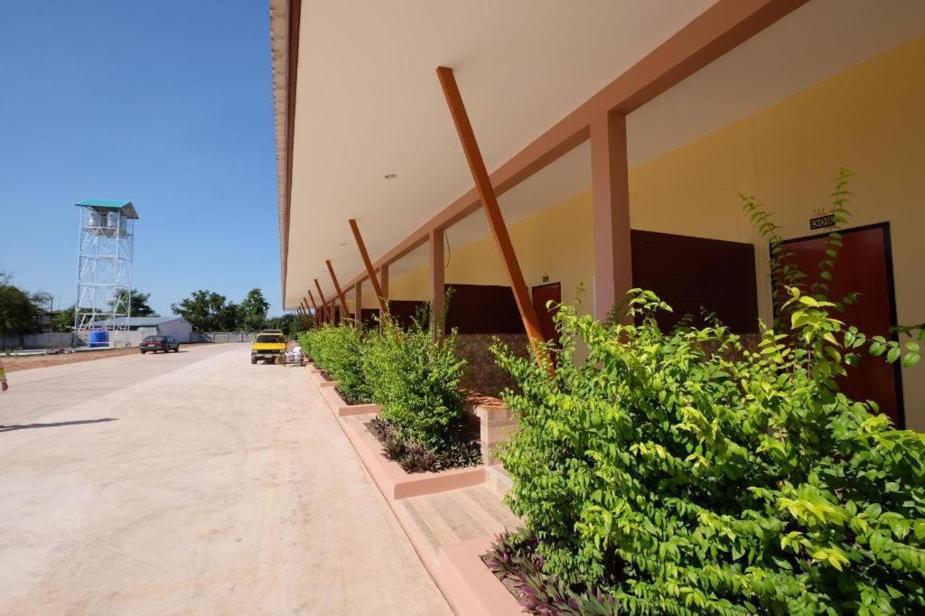 Prakaithong Hotel Amphoe Sawang Daen Din Exteriör bild
