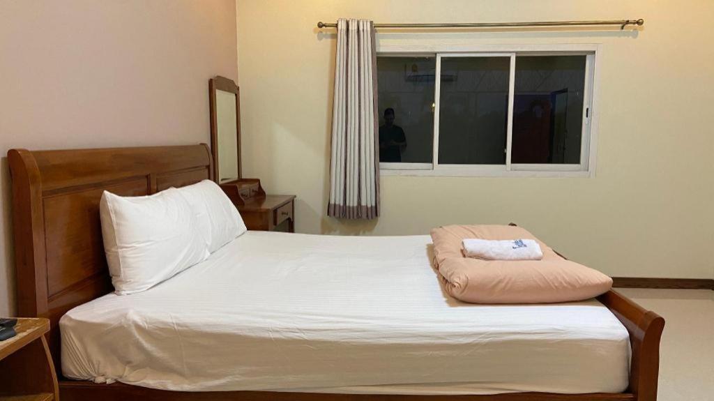 Prakaithong Hotel Amphoe Sawang Daen Din Exteriör bild