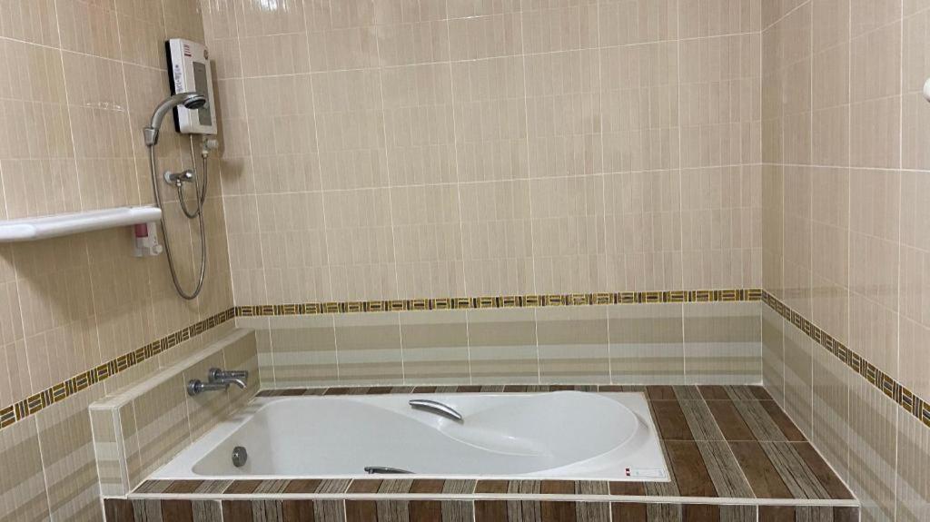 Prakaithong Hotel Amphoe Sawang Daen Din Exteriör bild