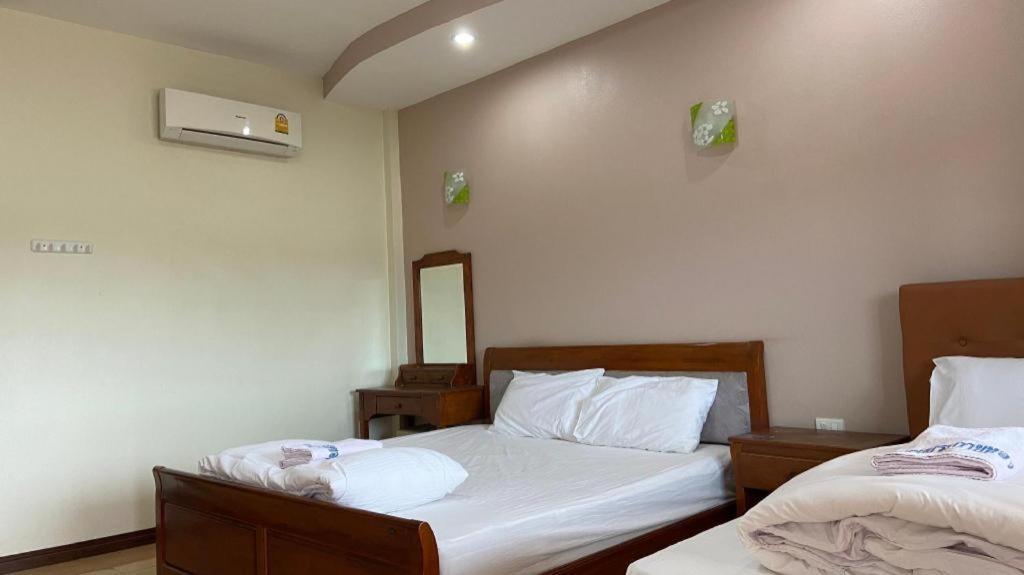 Prakaithong Hotel Amphoe Sawang Daen Din Exteriör bild