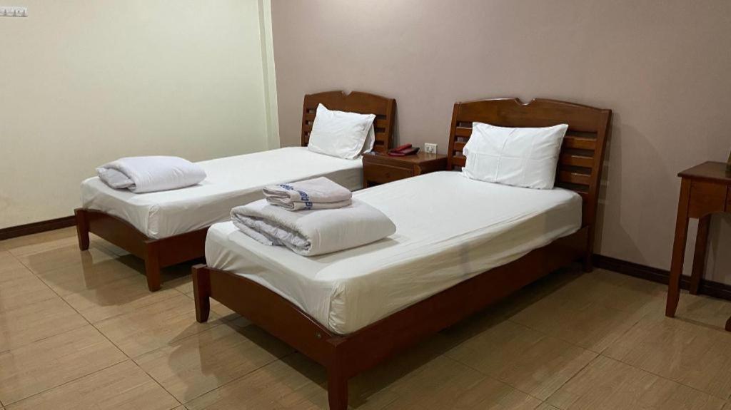 Prakaithong Hotel Amphoe Sawang Daen Din Exteriör bild