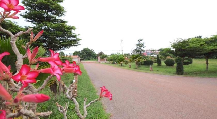 Prakaithong Hotel Amphoe Sawang Daen Din Exteriör bild